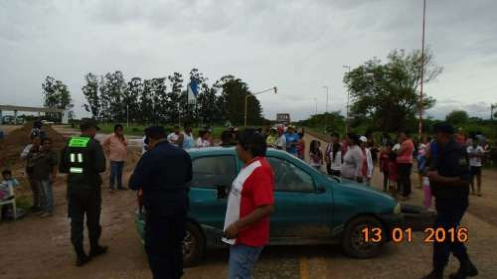 Embarcaci�n / Lleg� ayuda municipal: se levant� el corte de Ruta Nacional 34