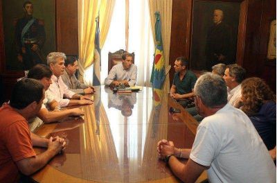 Garro se reuni� con gremios de municipales y acord� la continuidad de los trabajadores �reales�