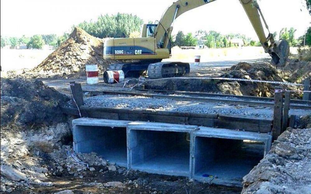 Colocan puente en calle 157 y las v�as del ferrocarril