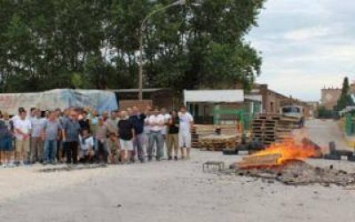 Azul: Una ceramista ech� a 120 personas y los trabajadores paran la planta