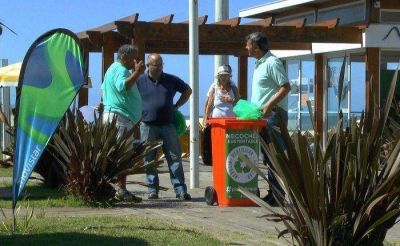 COLOCAN CESTOS PARA SEPARAR BASURA
