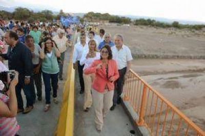 Fiambal�: Corpacci inaugur� el puente sobre el r�o Abauc�n