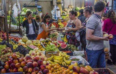 Las lluvias encarecen las frutas y las verduras