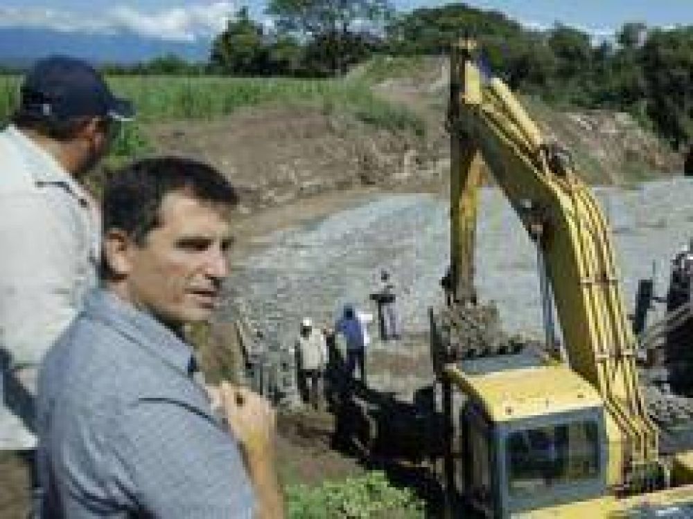 Yedlin visit� a familias afectadas y supervis� obras h�dricas en el Sur