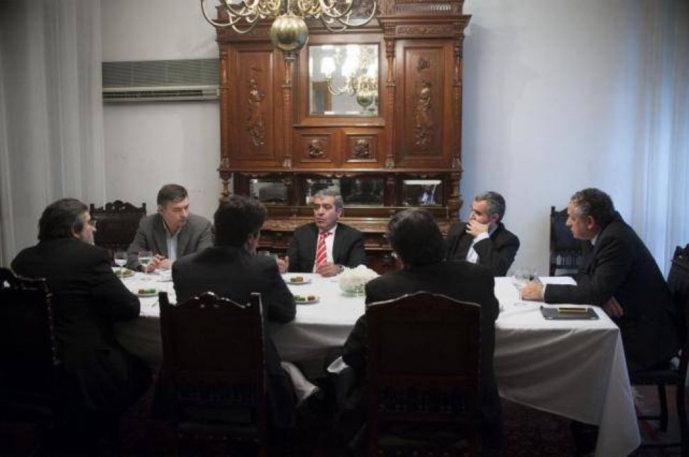 Cano apuesta a los ferrocarriles y a los diques