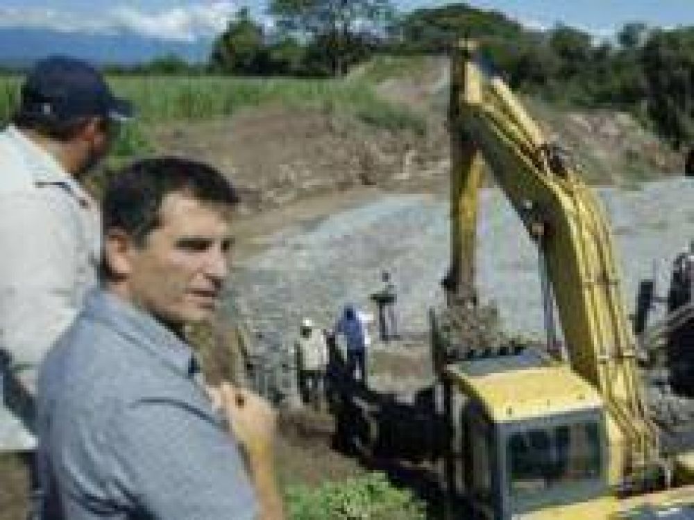 Yedlin visit� a familias afectadas y supervis� obras h�dricas en el Sur
