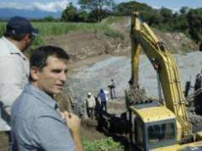Yedlin visit� a familias afectadas y supervis� obras h�dricas en el Sur
