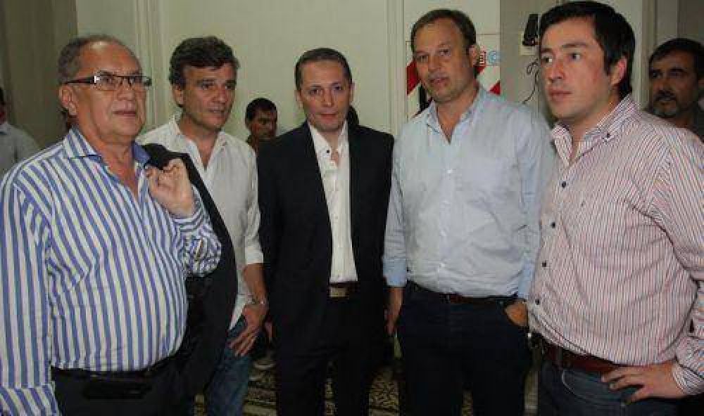 El intendente Fernando Gray particip� de la reuni�n con legisladores en La Plata