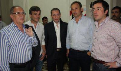 El intendente Fernando Gray particip� de la reuni�n con legisladores en La Plata