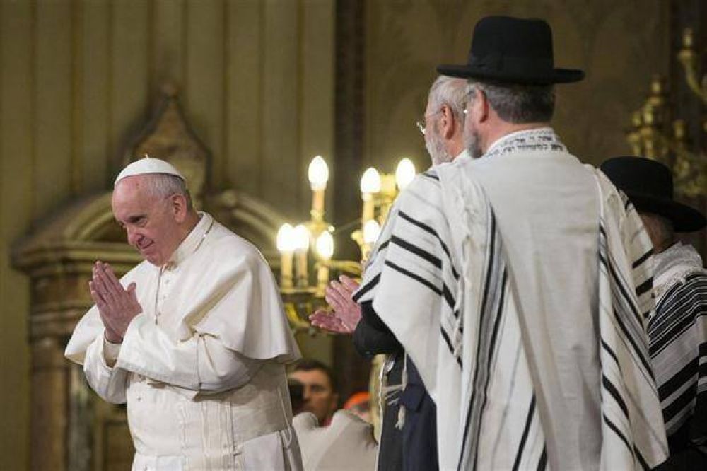 En la sinagoga de Roma, el Papa condenó la violencia religiosa