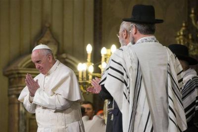En la sinagoga de Roma, el Papa conden� la violencia religiosa