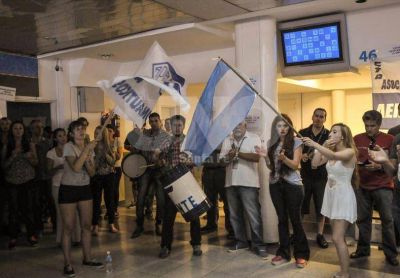 Acampe de trabajadores de Sol, previo a la reuni�n de este lunes en el Ministerio