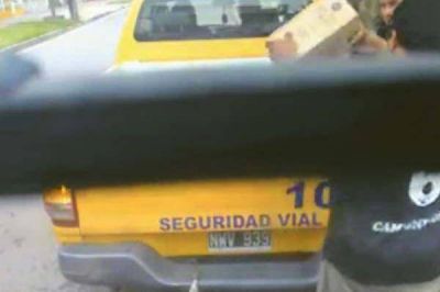 Separaron a tres efectivos de Seguridad Vial por recibir una presunta coima