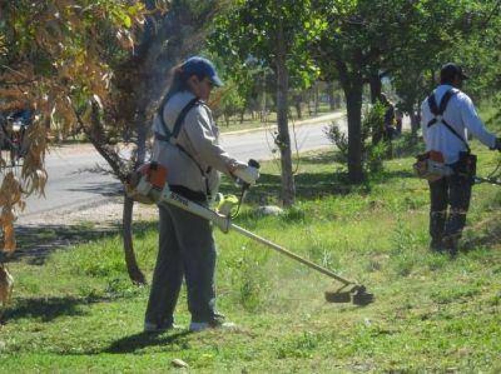 La Direcci�n de Parques y Paseos Municipal trabaja intensamente en la limpieza del Parque Aguirre