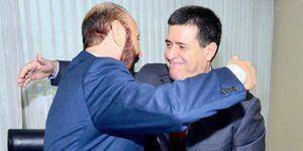 Cartes condecora al gobernador Insfr�n