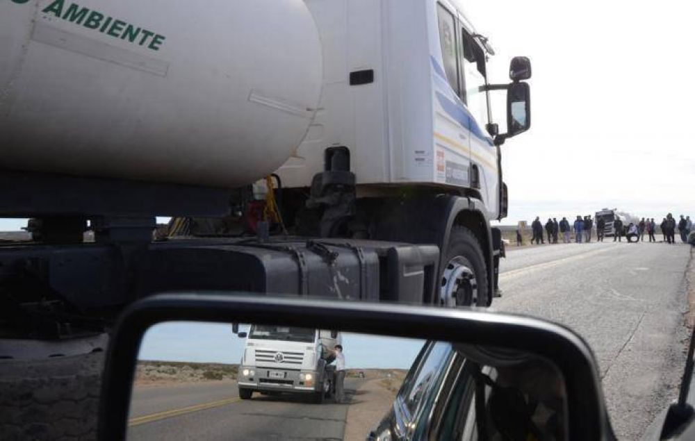 Petroleros bloquean rutas por puestos de trabajo
