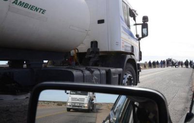 Petroleros bloquean rutas por puestos de trabajo