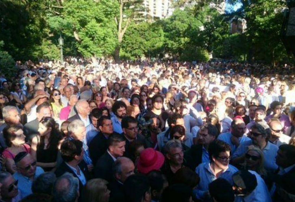Pol�ticos, empresarios y familiares en el emotivo homenaje a Nisman
