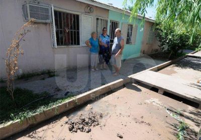 Pasaje de los Jubilados: seis meses sin agua y con desbordes cloacales