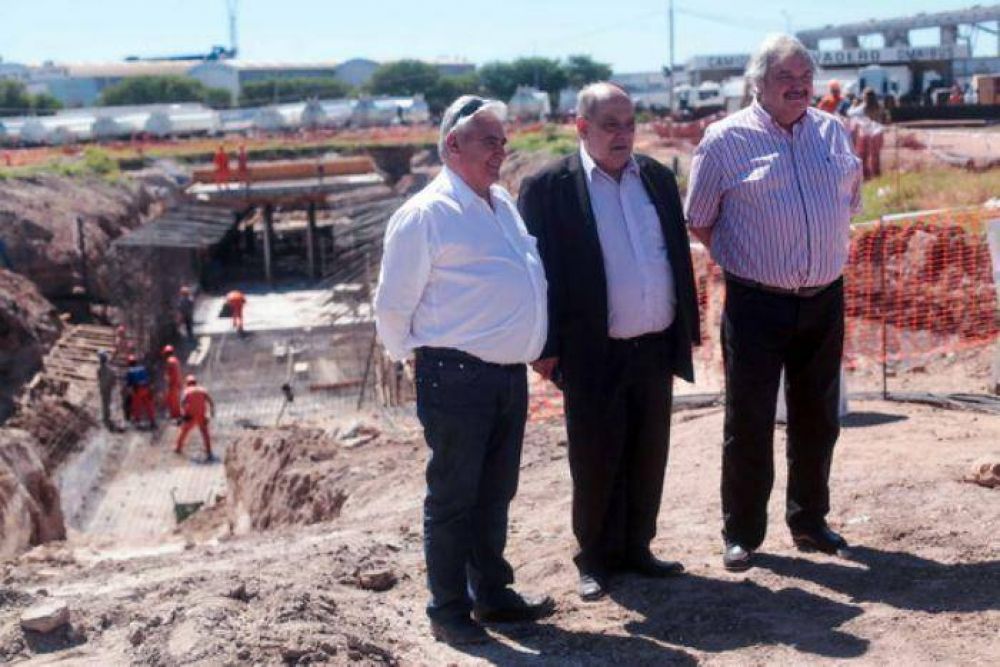 Carlos Arroyo y el ingeniero Dell Olio recorrieron la obra del Arroyo del Barco