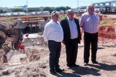Carlos Arroyo y el ingeniero Dell Olio recorrieron la obra del Arroyo del Barco