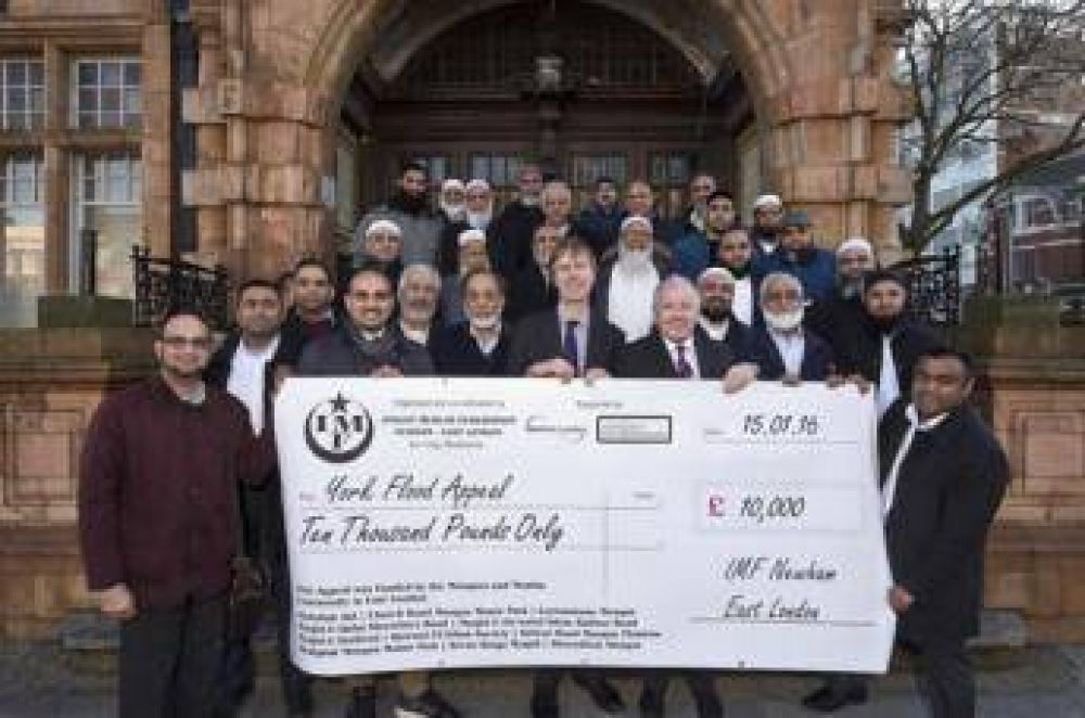 Los musulmanes ayudan a las vctimas de las inundaciones en el Reino Unido