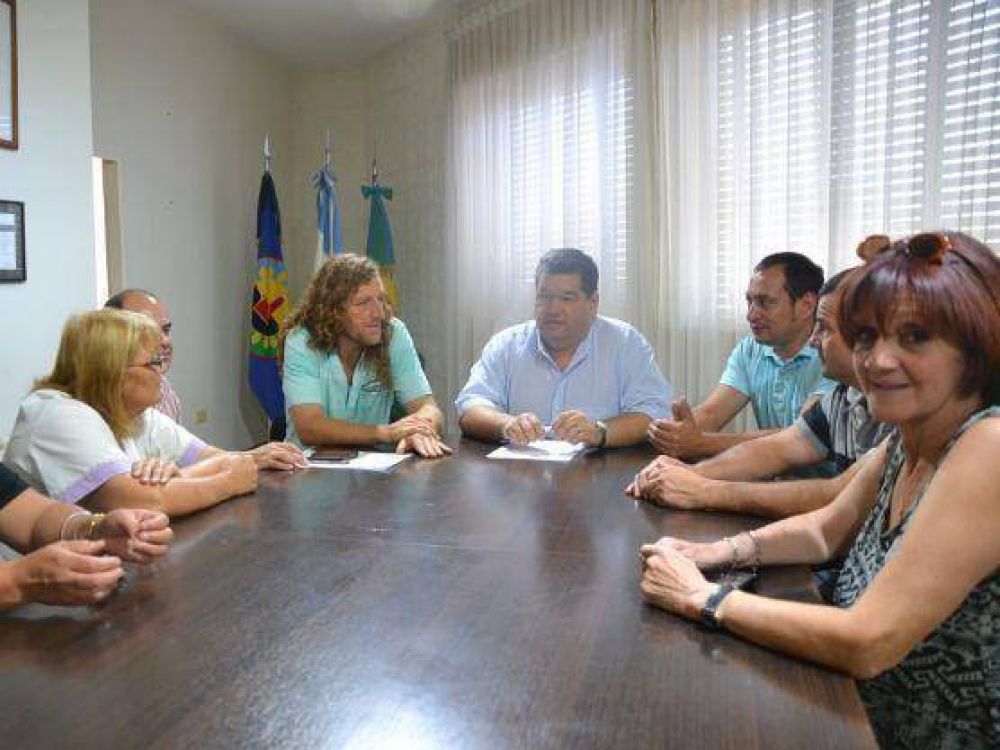 Nedela recibi� a los gremios y garantiz� la continuidad laboral de los trabajadores
