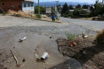 Vecinos exigen �respuestas urgentes� ante un derrame cloacal