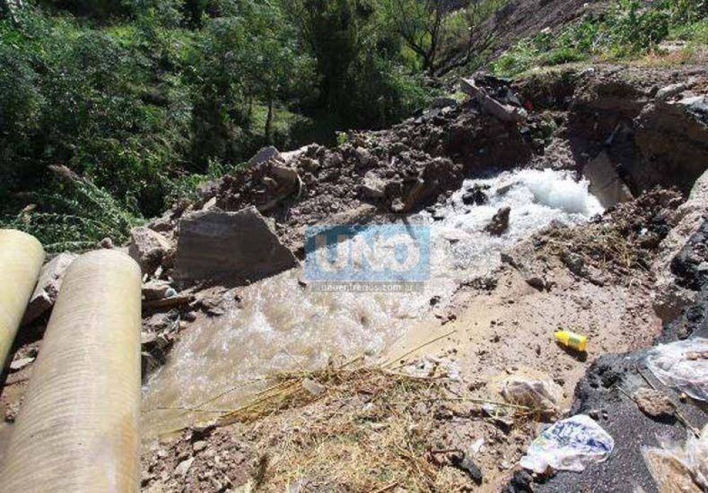 Personal de Obras Sanitarias repara dos distribuidoras de agua
