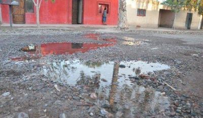 Malestar vecinal por una empresa que hace cloacas y rompe los ca�os de agua