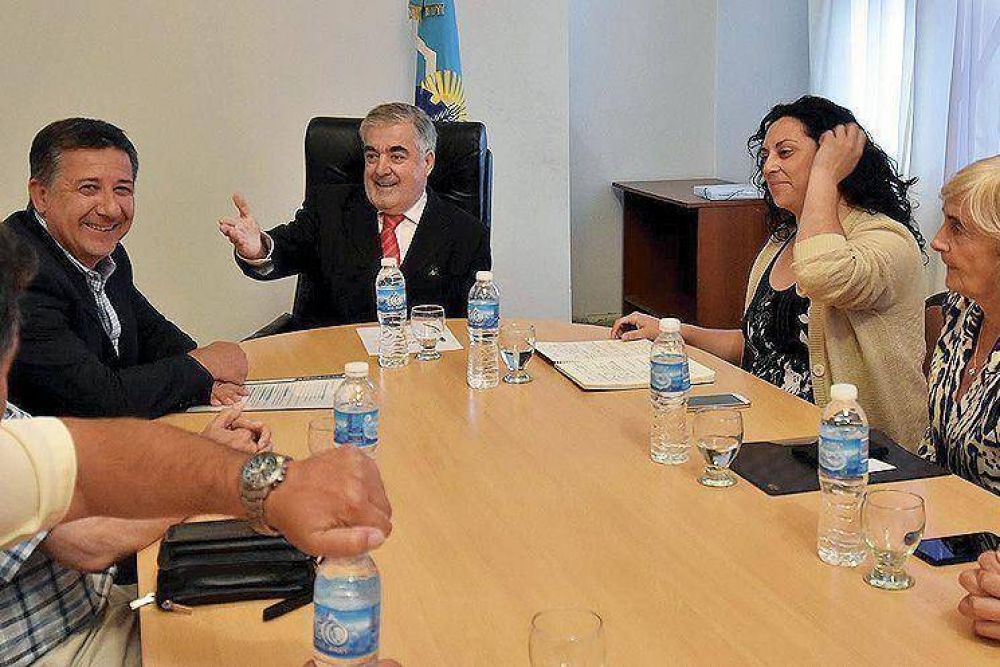 Das Neves anunci� la culminaci�n del Hospital Alvear y el acueducto a Camarones