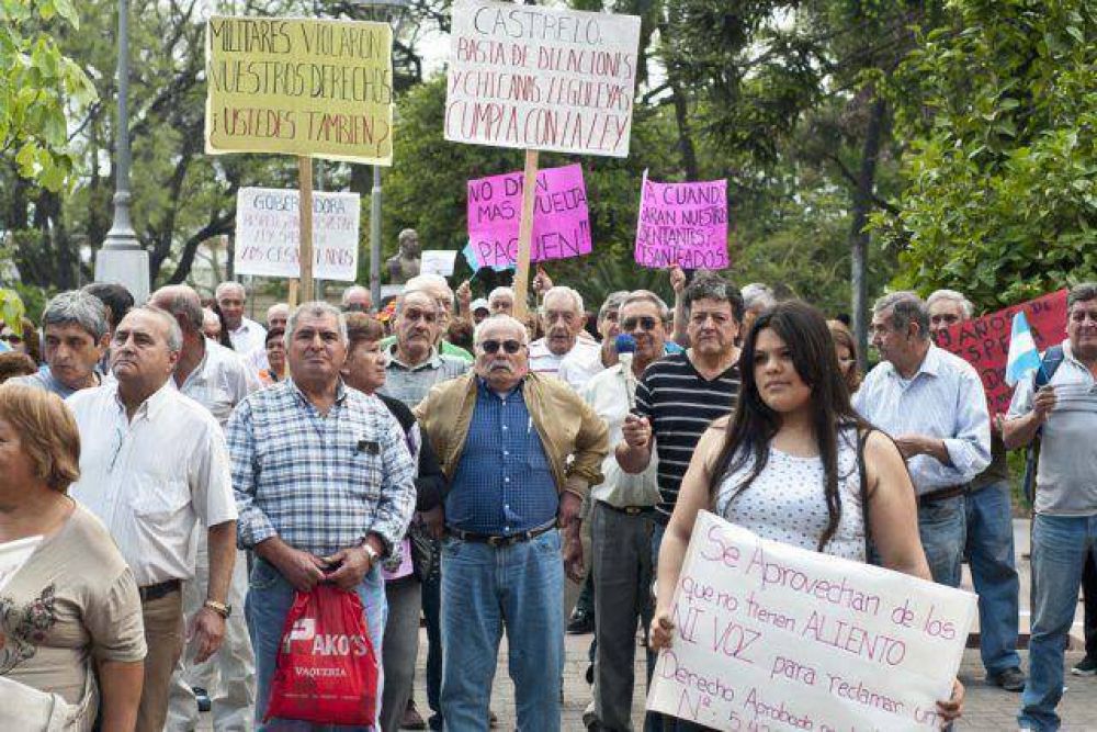 Cesanteados reclaman el pago de la indemnizacin adeudada