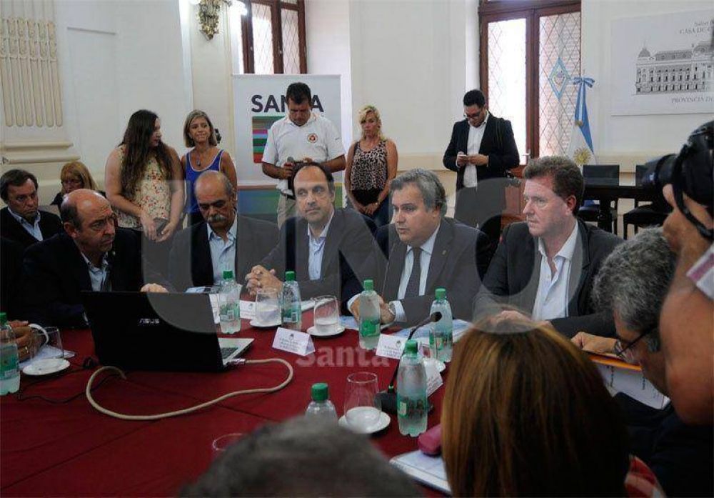 En Santa Fe, Milman dijo que el agua no diferencia color pol�tico