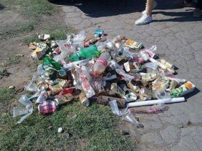Arrojaron basura en el Paseo del Arroyo