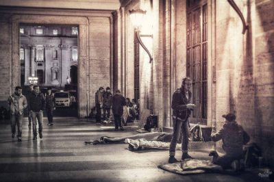 Mujer indigente da a luz cerca al Vaticano, limosnero del Papa le ofrece vivienda