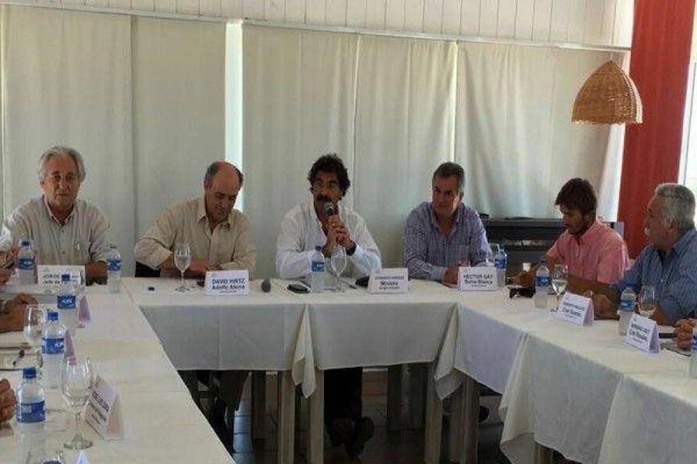 Gay junto a otros intendentes de la zona se reuni� con el ministro de Agroindustria