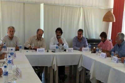 Gay junto a otros intendentes de la zona se reuni� con el ministro de Agroindustria
