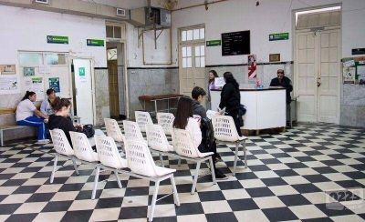 Problemas en las salas de salud de 24 horas: les deben las guardias a 100 m�dicos