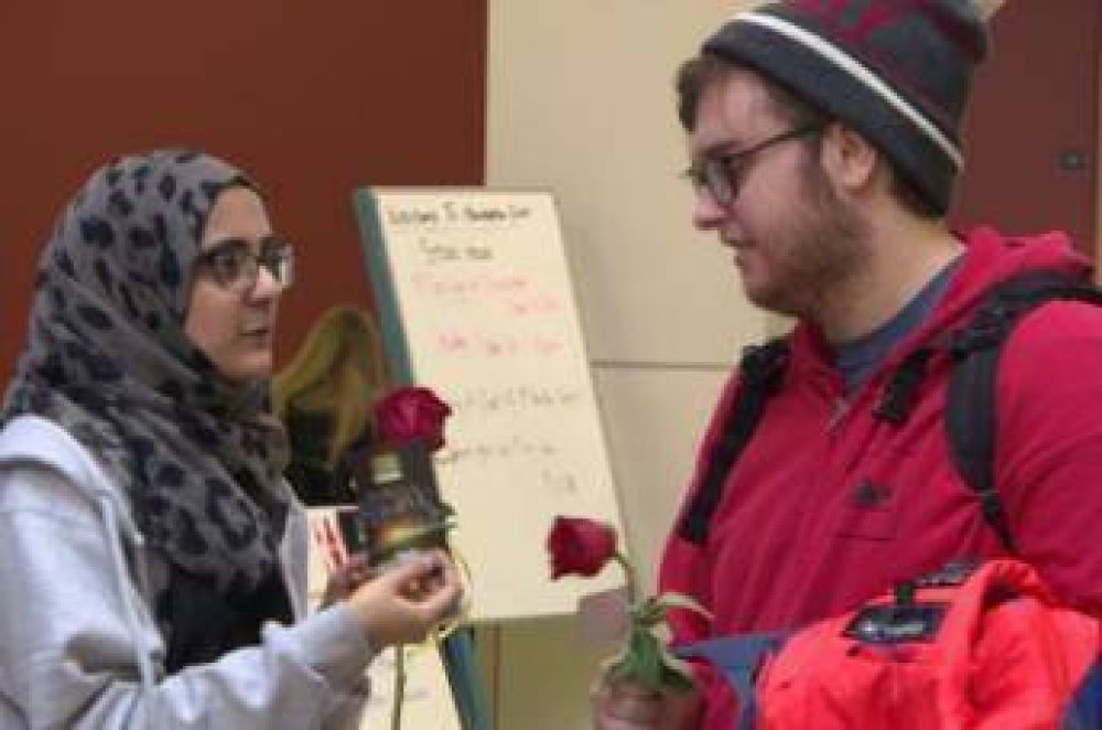 Estudiantes musulmanes regalan rosas e invitan al dialogo en Canad