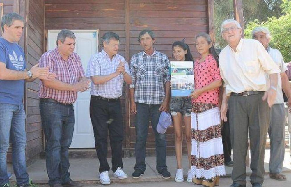Peppo entreg� viviendas a productores rurales