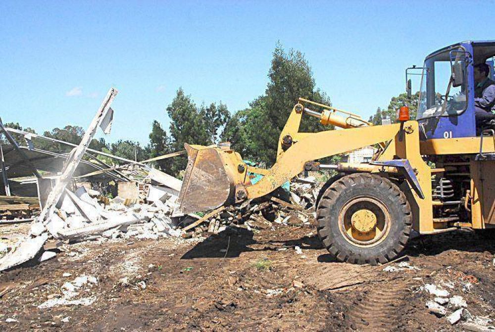 Reparan da�os y brindan ayuda a quienes sufrieron las consecuencias del temporal