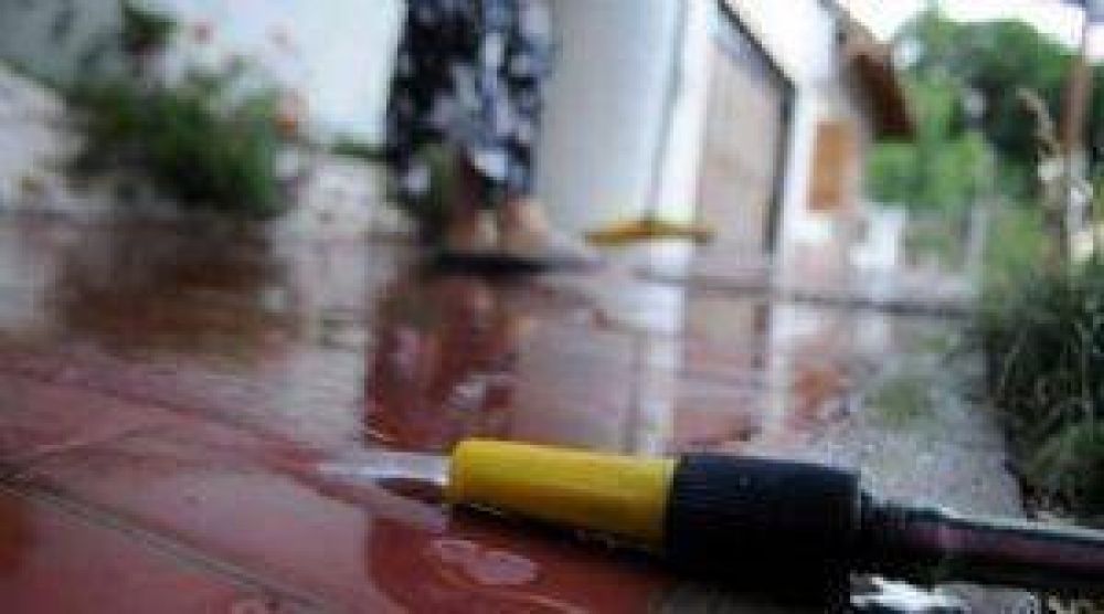 Por el alto consumo, anuncian que multar�n a los que derrochen agua