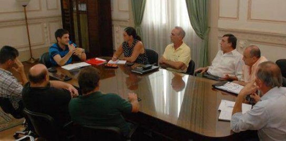 Pullaro se reuni� con representantes de taxistas en Rosario