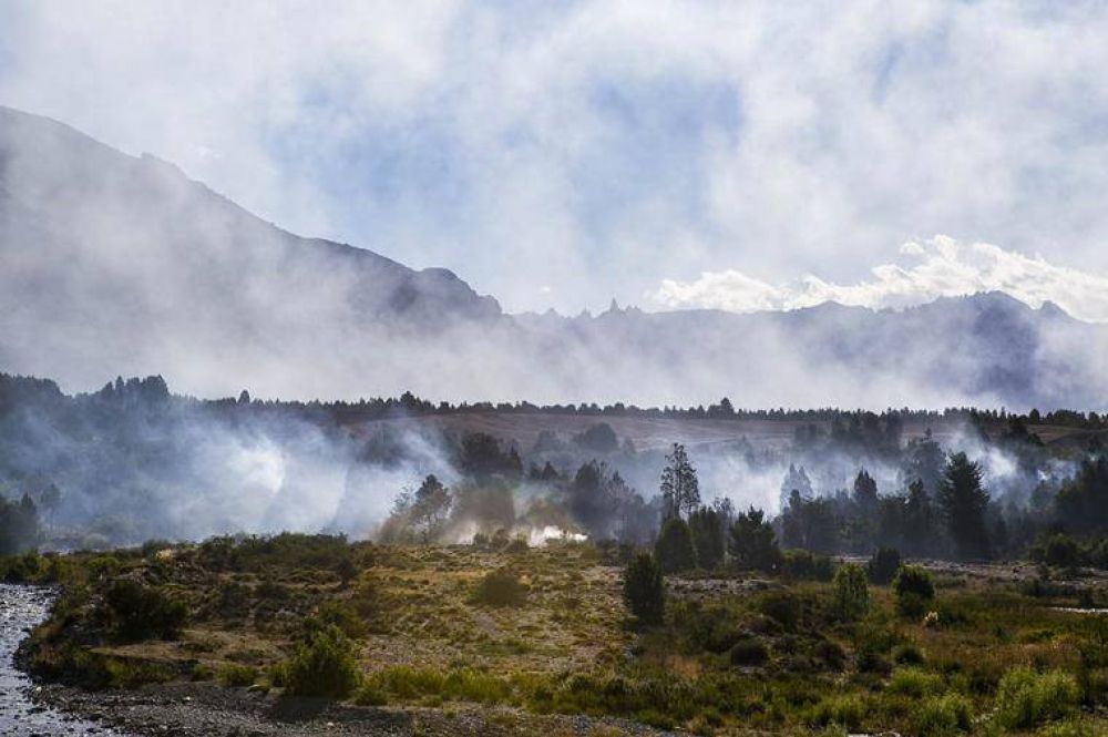 El incendio en el parque nacional Los Alerces ya afectó 1.600 hectáreas