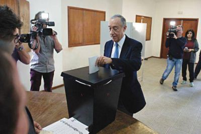 El conservador Rebelo de Sousa gan� por m�s del 52% en Portugal