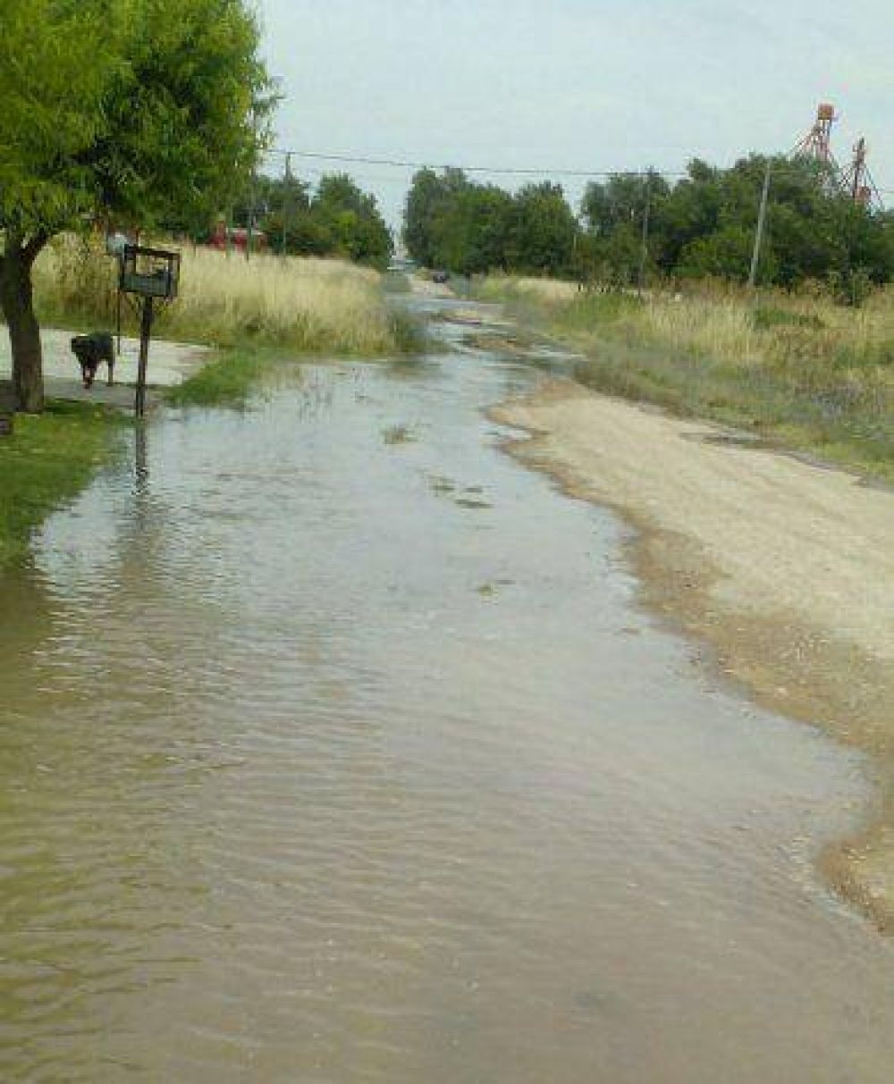 P�rdida de agua causa problemas en el barrio Isaura