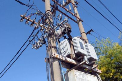 Vecinos se quejan por desbordes cloacales y cortes de luz en distintos sectores de Bah�a