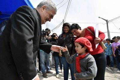 Volvi� la entrega de viviendas los domingos en Chubut