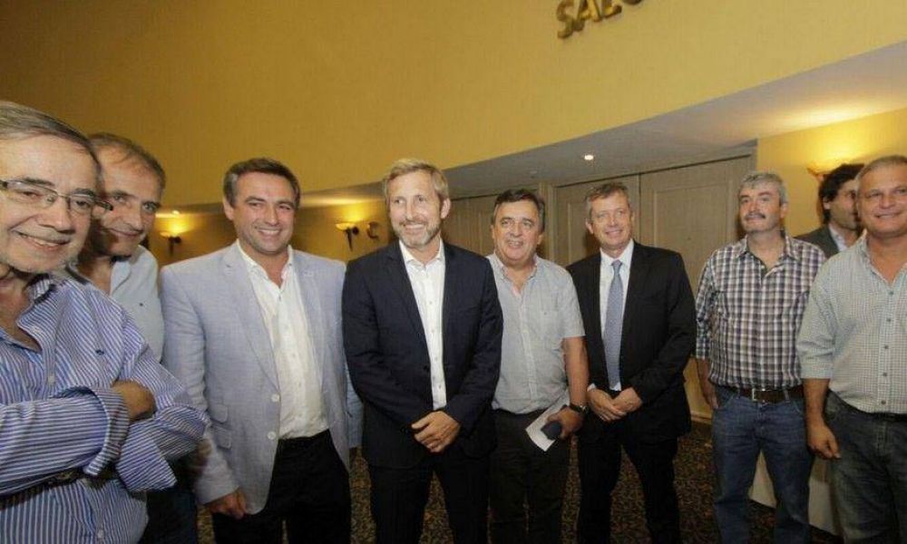 Llega Macri con el gabinete y se esperan anuncios