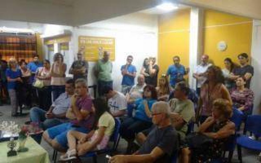 Esc�ndalo en Ezpeleta: Concejales del FpV a las pi�as con los comerciantes